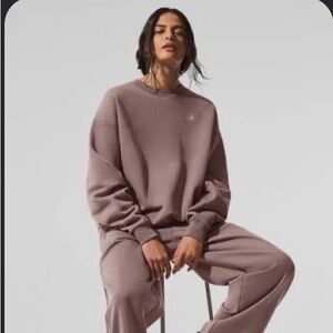 EUC Alo Yoga Accolade Crew Neck Pullover in Sold-Out Mushroom Colorway